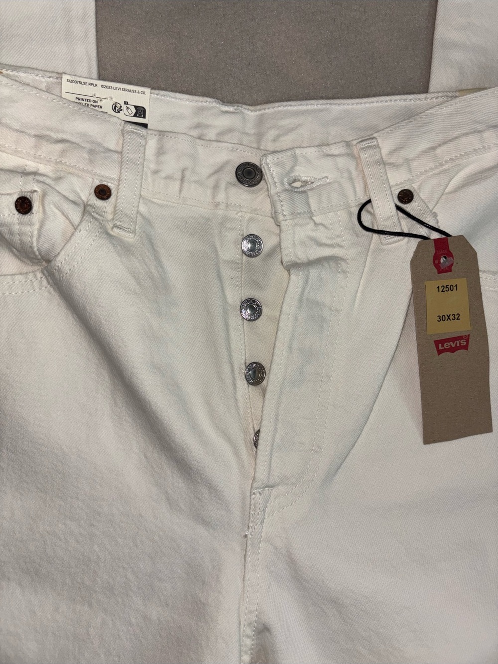 NWT Levi's Women’s White 501 Straight Leg Jeans-30x32 - Picture 3 of 9